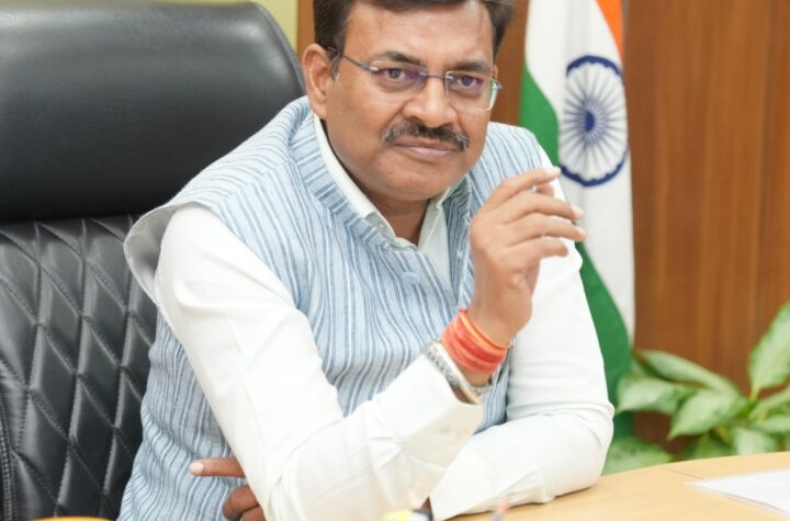 मुख्य सचिव श्री आनन्द बर्द्धन ने सोमवार को सचिवालय में स्वास्थ्य एवं चिकित्सा शिक्षा विभाग की समीक्षा की।