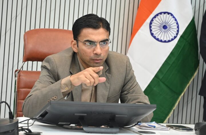 जिला प्रशासन ने तीन दिन में 87 हे0 जमीन निकालकर सुलझा दी जौलीग्रान्ट एयरपोर्ट विस्तारीकरण की वर्षों पुरानी गुत्थी। 
