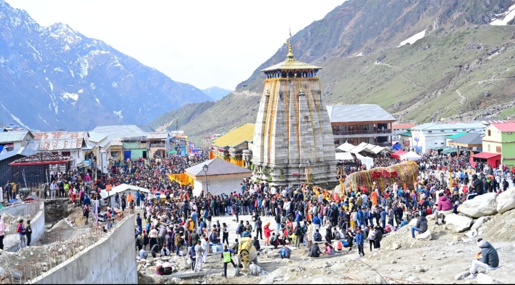 केदारनाथ में लगा बाबा के भक्तों का तांता