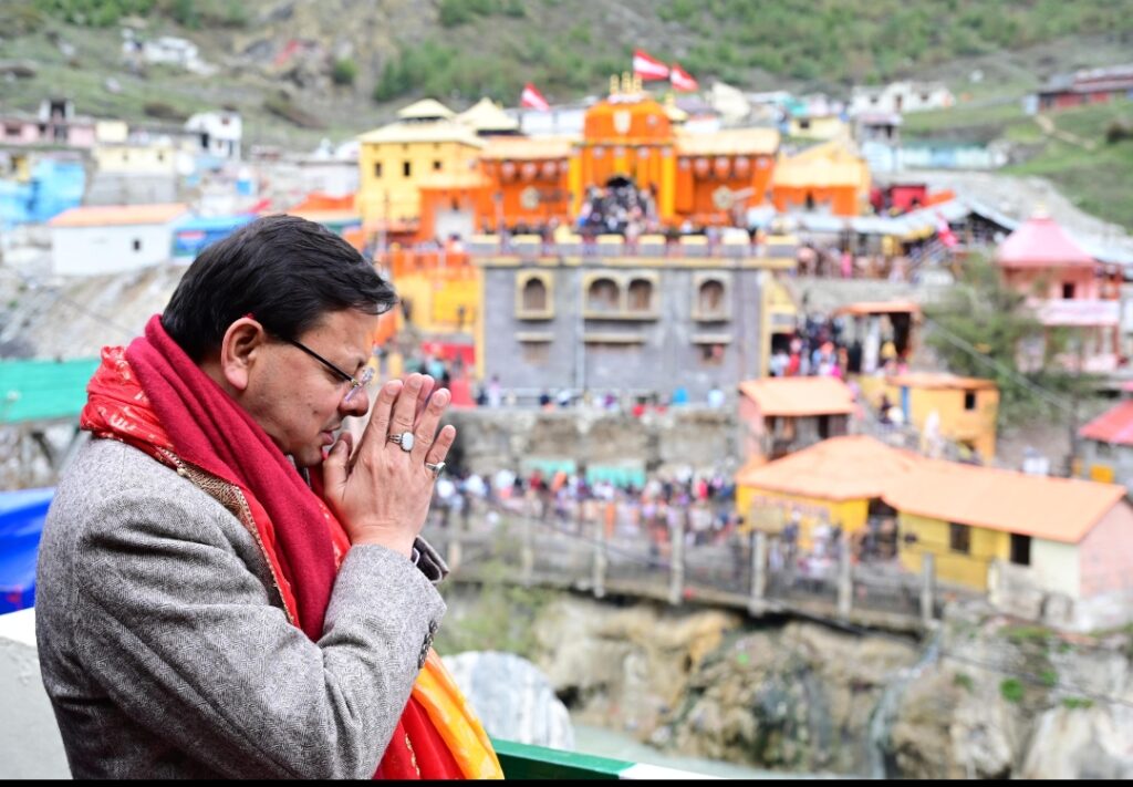 बदरीनाथ धाम के कपाट रविवार को विधि विधान के साथ सुबह 6 बजे वैदिक मंत्रोच्चार के साथ ग्रीष्मकाल के लिए खोल दिए गए हैं।