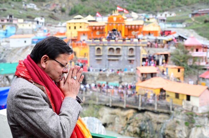 बदरीनाथ धाम के कपाट रविवार को विधि विधान के साथ सुबह 6 बजे वैदिक मंत्रोच्चार के साथ ग्रीष्मकाल के लिए खोल दिए गए हैं।