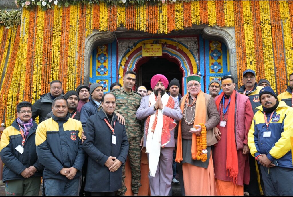 राज्यपाल लेफ्टिनेंट जनरल गुरमीत सिंह (से.नि.) ने बाबा केदारनाथ के किए दर्शन*, *विशेष पूजा कर विश्व कल्याण की करी कामना