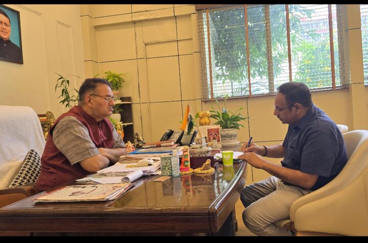 सड़क निर्माण की योजनाओं पर प्राथमिकता से कार्य करे विभाग: कैबिनेट मंत्री गणेश जोशी