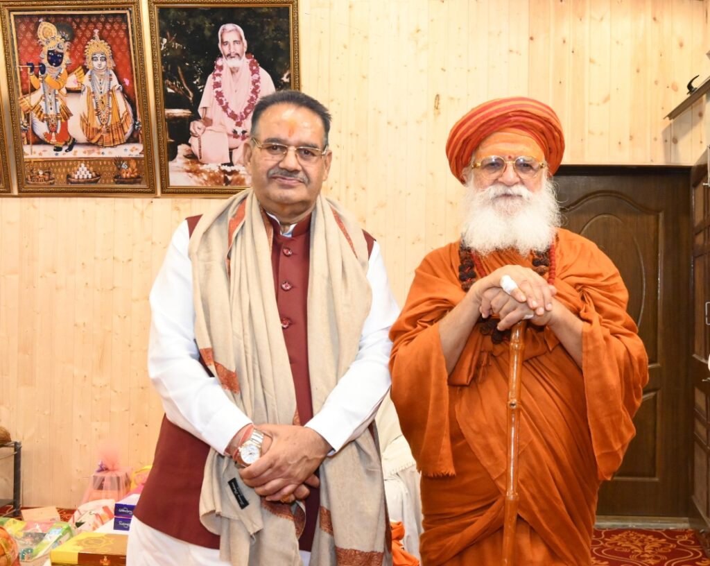 कैबिनेट मंत्री गणेश जोशी ने कार्ष्णि स्वामी गुरुशरणानंद महाराज का लिया आशीर्वाद।