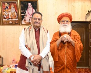 कैबिनेट मंत्री गणेश जोशी ने कार्ष्णि स्वामी गुरुशरणानंद महाराज का लिया आशीर्वाद।