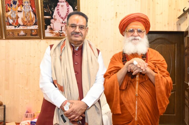 कैबिनेट मंत्री गणेश जोशी ने कार्ष्णि स्वामी गुरुशरणानंद महाराज का लिया आशीर्वाद।