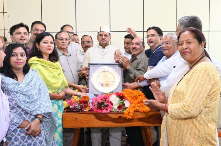 गढ़ी कैंट में कम्युनिटी हाल के निर्माण पर कैबिनेट मंत्री गणेश जोशी का धन्यवाद करते हरबंस कपूर मेमोरियल ट्रस्ट के पदाधिकारी और कैंट क्षेत्रवासी