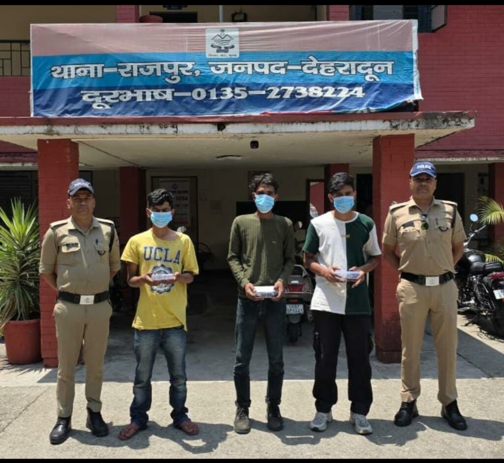 सार्वजनिक स्थान पर मार- पीट करने वालो के सर से दून पुलिस ने उतारा दबंगई का भूत