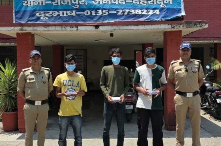 सार्वजनिक स्थान पर मार- पीट करने वालो के सर से दून पुलिस ने उतारा दबंगई का भूत