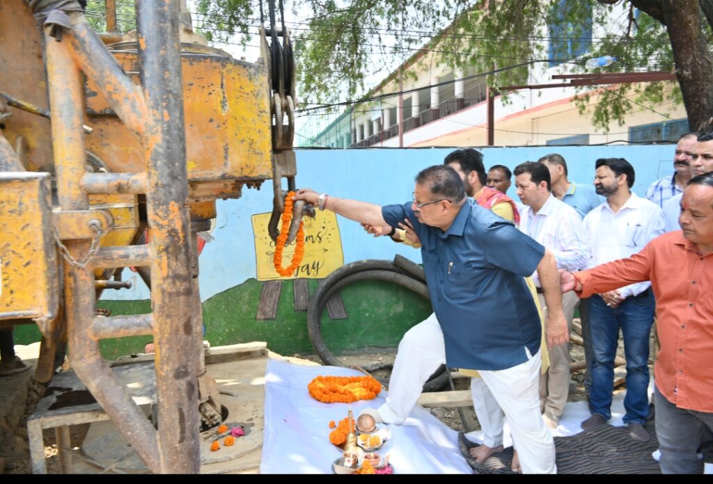 पेयजल आपूर्ति की सुनिश्चिता के लिए ट्यबवैल निर्माण कार्य प्रारम्भ करते कैबिनेट मंत्री गणेश जोशी