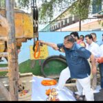 पेयजल आपूर्ति की सुनिश्चिता के लिए ट्यबवैल निर्माण कार्य प्रारम्भ करते कैबिनेट मंत्री गणेश जोशी