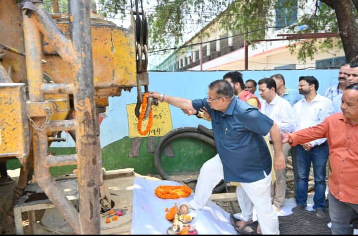 पेयजल आपूर्ति की सुनिश्चिता के लिए ट्यबवैल निर्माण कार्य प्रारम्भ करते कैबिनेट मंत्री गणेश जोशी