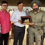 सनी देओल से मिले उत्तराखंड फिल्म विकास परिषद के सीईओ बंशीधर तिवारी, बॉर्डर 2 के सेट पर हुई सकारात्मक चर्चा