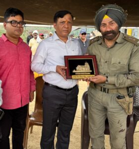 सनी देओल से मिले उत्तराखंड फिल्म विकास परिषद के सीईओ बंशीधर तिवारी, बॉर्डर 2 के सेट पर हुई सकारात्मक चर्चा