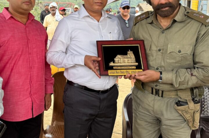 सनी देओल से मिले उत्तराखंड फिल्म विकास परिषद के सीईओ बंशीधर तिवारी, बॉर्डर 2 के सेट पर हुई सकारात्मक चर्चा